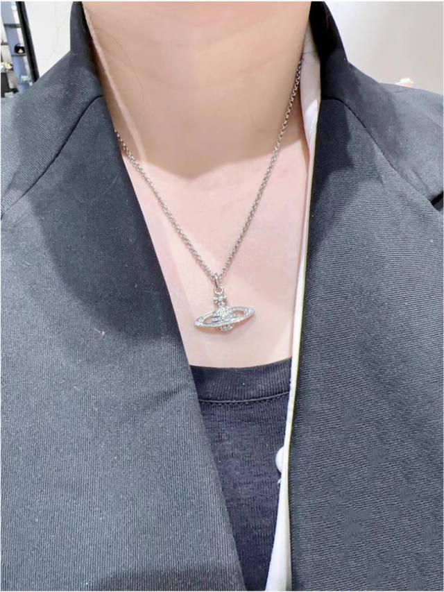 土星镶钻项链 太精致了喜欢这种小而精致的款 它很适合叠戴那种很精致的饰品 这个东西我说来说去就这些话 但西太后这个牌子没尝试过的可以试试 很可以 主要太日常 并