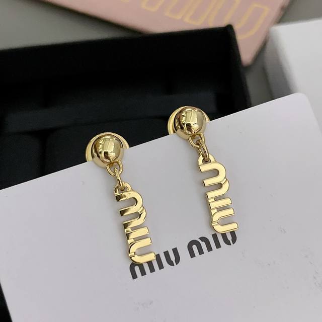 高品质 细节如图 080090 Miu字母耳钉 ZP2950 非常经典的字母Logo元素 极简的设计 超级百搭耐看 淡金色 极简不只是简单 而是在细节中的每一个