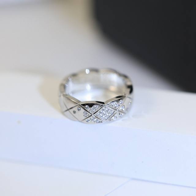 精工版本Cnc Coco戒指带钻小香菱形格经典花纹 亚金材质 戒指现货 尺寸6#7#8#9# 金色 银色 玫瑰金色 三色齐 Logo 小香戒指 香奈儿戒指 Cn