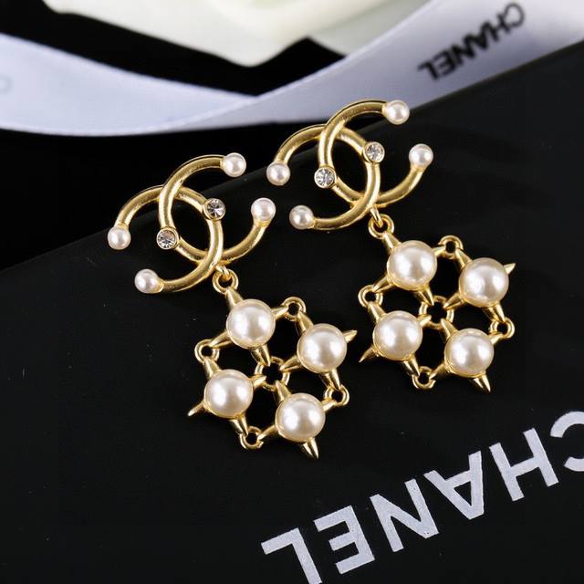 Chanel 小香双C经典 耳钉 高端品质 专柜同材质 925银针 独家实拍图做工精致细腻 重工版本 超级仙女唯美的一款 做工超级细心无漏洞 媲美Zp买到就是赚