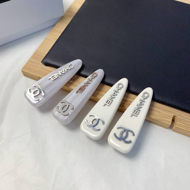 chanel小香 chanel发夹 醋酸钛钢Logo边夹刘海夹压夹日常精致小单品 气质百搭小仙女必入单品 宝藏款 闭眼入推荐款 一对