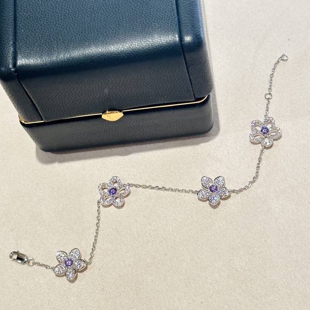 s0107 大牌 格拉夫 旗舰店同步上新 新款 紫钻 花朵 手链 花朵比例恰到好处 看似简单却很考究版型工艺的一款 先不说定制的爱心钻 版型周正 拥有无可挑剔的