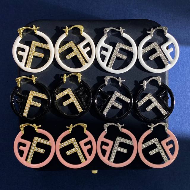 fd94 芬迪Fendi高级感时尚气质白色黑色粉色珐琅滴油镂空圆形大小双F字母镶钻圆圈耳环耳圈 黄铜材质 6个色 重约6.4G 尺寸约2.73Cm*2.43Cm