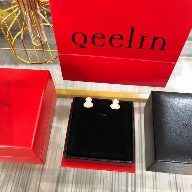 p价 qeeli*麒麟满钻白贝母葫芦耳钉 这款耳环我们采用独家材质 钻石全部选用进口施华洛世奇钻 镶嵌方式采用和Zp一致的手工镶嵌 这样成本虽然高了许多 但是真