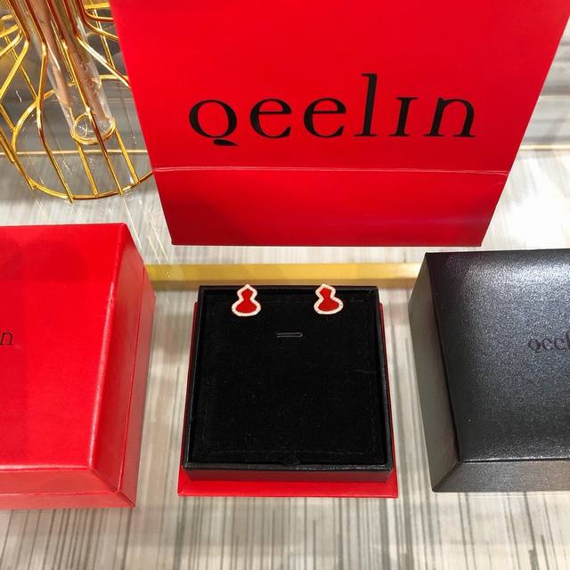 p价 qeeli*麒麟满钻红玉髓葫芦耳钉 这款耳环我们采用独家材质 钻石全部选用进口施华洛世奇钻 镶嵌方式采用和Zp一致的手工镶嵌 这样成本虽然高了许多 但是真