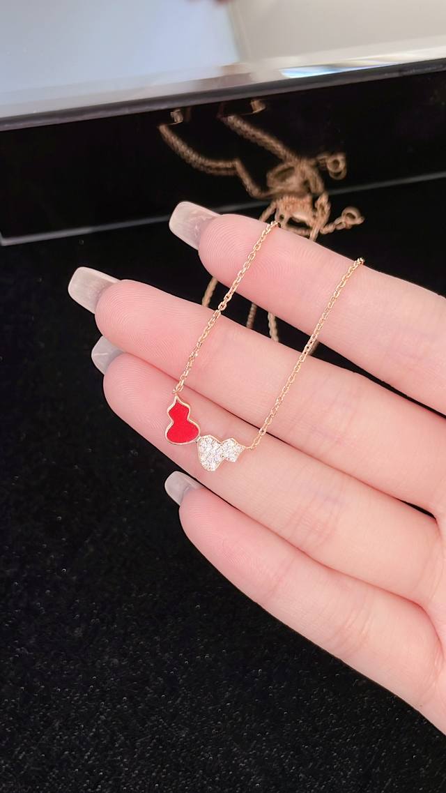 p价 麒*麟中国红双葫芦项链 色泽和专柜拍出来必须一模一样的 非常正的红色 葫芦项链 玫瑰金色 项链尺寸42Cm 最美中国红 精致麒麟红葫芦 吉祥葫芦吸纳财气
