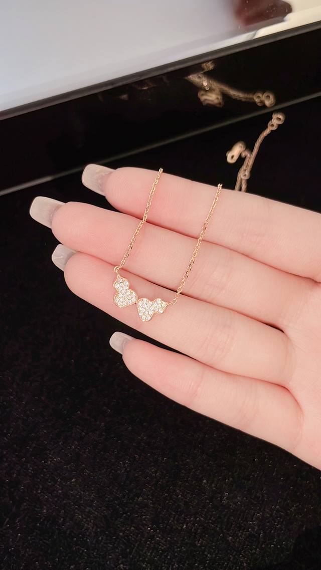 p价 麒*麟中国红双葫芦满钻项链 色泽和专柜拍出来必须一模一样的 非常正的红色 葫芦项链 玫瑰金色 项链尺寸42Cm 最美中国红 精致麒麟红葫芦 吉祥葫芦吸纳财
