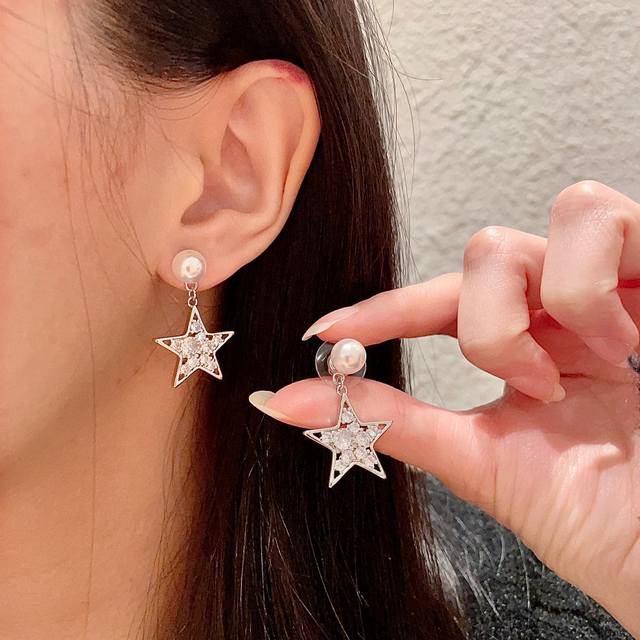 缪缪 Miumiu 耳环 是手工钻 搭配 就是小仙女 女神必备单品 非常有女人气质 超美 简单百搭 超显瘦脸个人非常喜欢网红同款 时尚潮流 Zp一致 黄铜材质