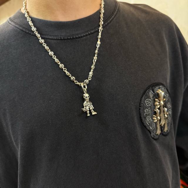 新款 专柜品质 Chrome Hearts克罗心经典复古十字花球骷髅头项链 骷髅头吊坠 凹凸造型不同的花纹设计风格 呈现出与众不同 十字架 童军花是克罗心的志