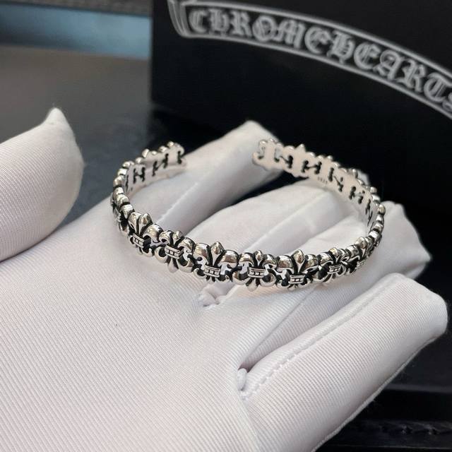 新款 专柜原版品质 非普通版本 快手 Ins 小红书热门爆款 Chrome Hearts克罗心经典童军花开口手镯 凹凸造型不同的花纹设计风格呈现出与众不同 十字