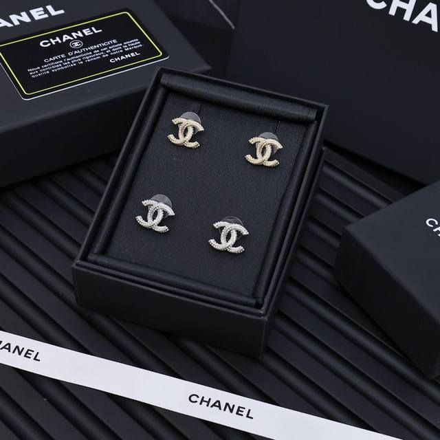 Chanel麻花珍珠耳钉 扭纹麻花形状搭配钻钻 小珍珠经典双造型 质感满满高级百搭单品绝对的爆款之一