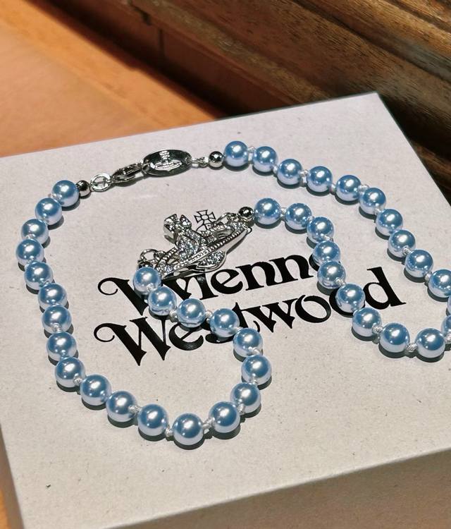 Vivienne Westwood薇薇安西太后土星蓝珍珠项链 优雅大方精工设计 非常修饰脸型 青春活力 一眼就被这款吸引了 非常漂亮的颜色搭配 时尚又俏皮