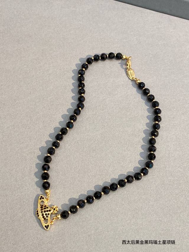 黑玛瑙Vivienne Westwood薇薇安西太后土星项链优雅大方精工设计 非常修饰脸型 青春活力 一眼就被这款吸引了 非常漂亮的颜色搭配 时尚又俏皮