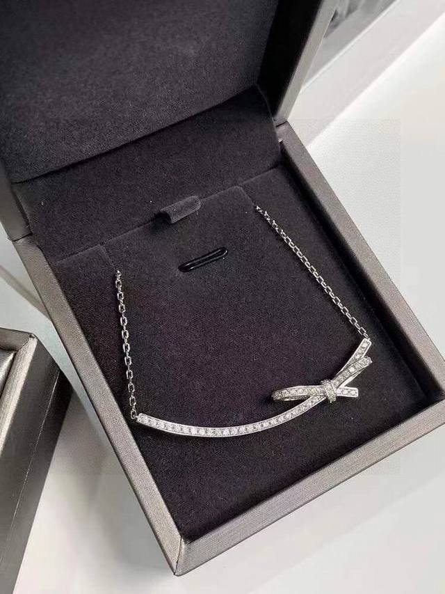 chanel 小香 家 的蝴蝶结 项链 香奶奶家高级珠宝系列 专柜很火爆 非常Nice 精致别致 上身美美哒 18K金材质 镶嵌高碳钻 背面方孔设计 最大限度释