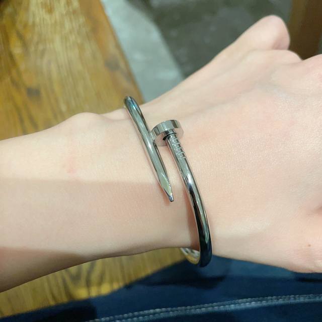 Cartier 卡地亚官网最新发布 高品质厚实火爆无钻钉子手镯进口精工保色18K白金高端定制顶级工艺 专柜Logo刻字清晰 360度无死角 全新设计 更显精致
