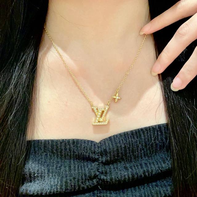 Louisvuitton以 经典花纹图案设计 双花 款设计方式吊坠Lv品牌标志设计 经典标志理念 演绎典雅也流行项链 时尚潮流百搭款 非常抢眼显白 专柜同款 黄