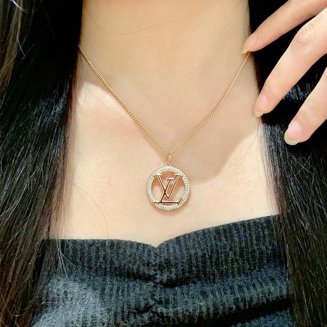 Louisvuitton以 经典花纹图案设计 双花 款设计方式吊坠Lv品牌标志设计 经典标志理念 演绎典雅也流行项链 时尚潮流百搭款 非常抢眼显白 专柜同款 黄
