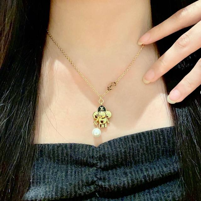 Louisvuitton以 经典花纹图案设计 双花 款设计方式吊坠Lv品牌标志设计 经典标志理念 演绎典雅也流行项链 时尚潮流百搭款 非常抢眼显白 专柜同款 黄