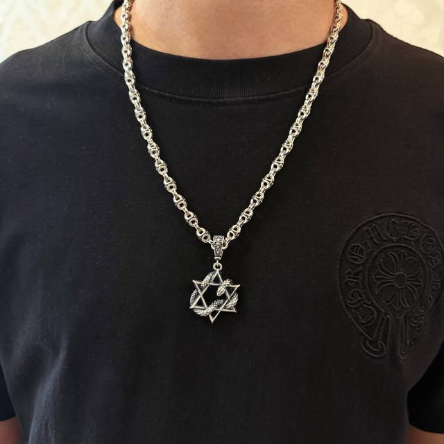 新款 专柜品质 Chrome Hearts克罗心经典十字架项链 六芒星盘蛇吊坠 凹凸造型不同的花纹设计风格 呈现出与众不同 十字架 童军花是克罗心的志 所以更经