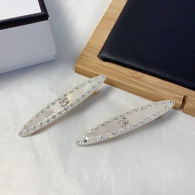 chanel小香 chanel发夹 亚克力Logo边夹刘海夹压夹日常精致小单品 气质百搭小仙女必入单品 宝藏款 闭眼入推荐款 一对