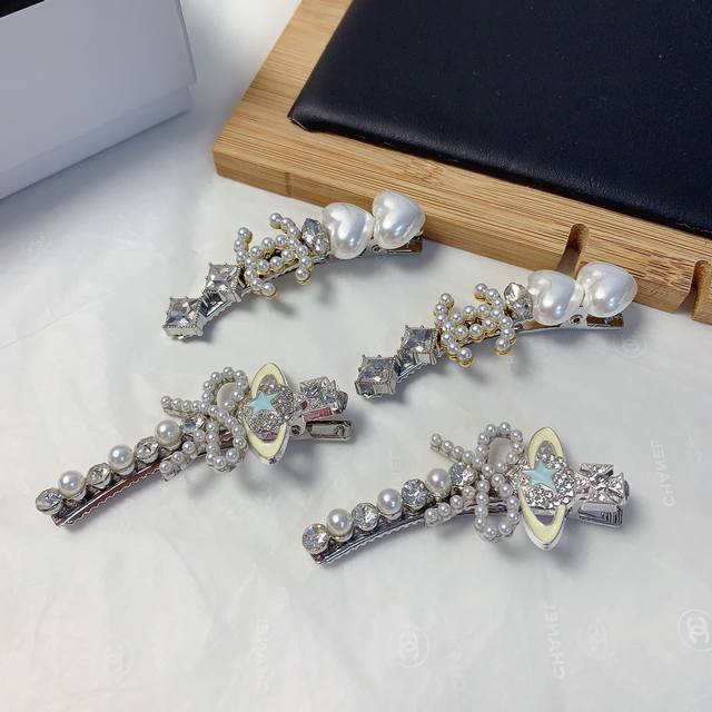 chanel小香 西太后发夹 珍珠Logo边夹刘海夹压夹日常精致小单品 气质百搭小仙女必入单品 宝藏款 闭眼入推荐款 一对