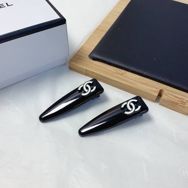 chanel小香 chanel发夹 亚克力Logo边夹刘海夹压夹日常精致小单品 气质百搭小仙女必入单品 宝藏款 闭眼入推荐款 一对