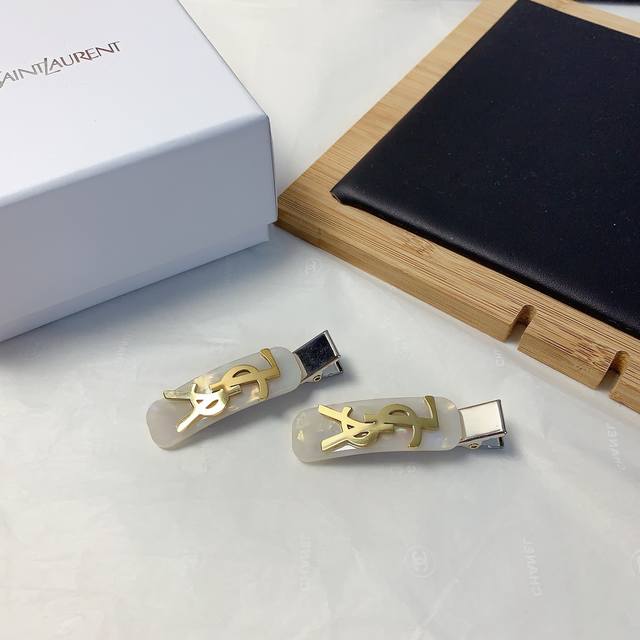 ysl圣罗兰 ysl发夹 亚克力钛钢Logo边夹刘海夹压夹日常精致小单品 气质百搭小仙女必入单品 宝藏款 闭眼入推荐款 一对