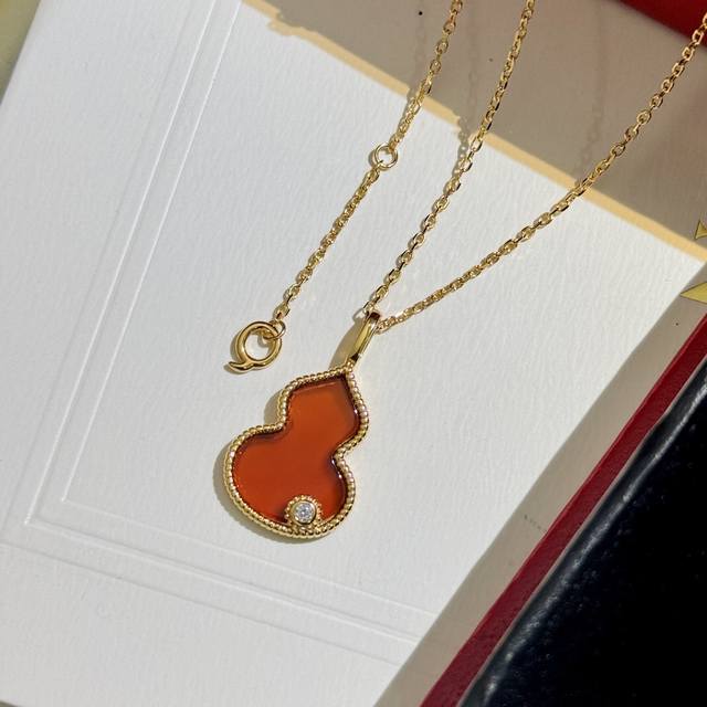 国潮风 古风 火爆 天然红玛瑙 葫芦带钻 项链 高品质重工 打造 镶嵌18K厚金升级电镀 高品质 超强保色 精细打造 葫芦的美好寓意福禄双全 平安顺遂 时尚设计