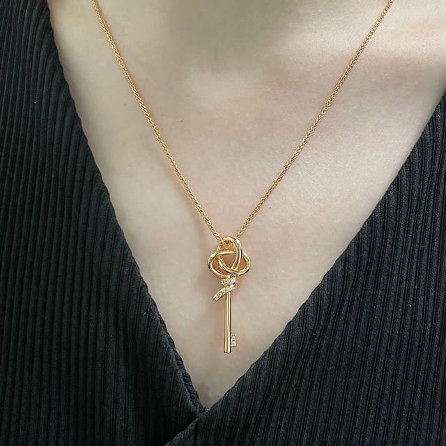 蒂芙尼小号半钻T绳结钥匙项链 犹如明灯指引人们通向乐观与希望 Tiffany Keys 系列象征着光明的未来 璀璨夺目的钻石点缀迷人吊坠的优雅曲线 18K金镶嵌