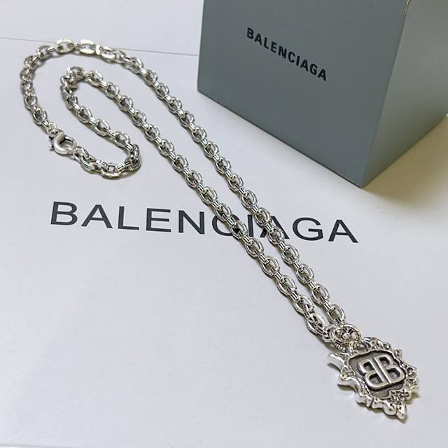 原单货新品 巴黎世家项链 Balenciaga 新款项链专柜一致 细节做工精细 每个细节流程到位 设计工艺精细 火爆款出货 设计独特 复古风格 巴黎世家项链