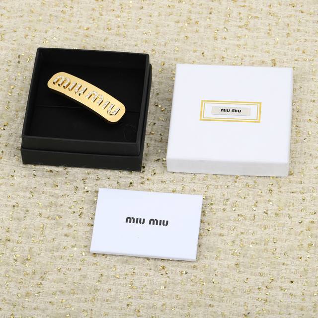 208877 我们出品 Zp6370 量大咨询客Fu Miu Miu新款发夹 绝对会成为经典款的发夹一定要入的一款发夹 巨巨巨好看的 采用滴胶工艺 黄铜材质 完