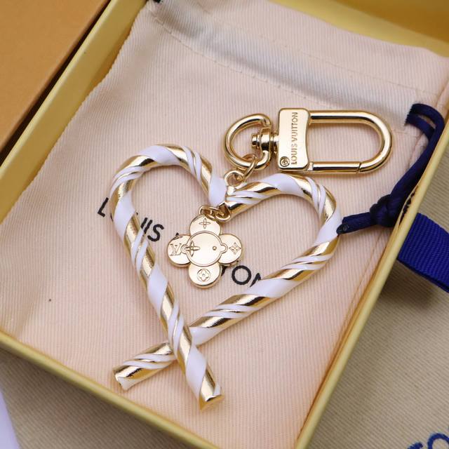 驴家新品新款上新四色 lv爱心 Louis Vuitton 的经典永恒之作 Lv创意总监Nicolas Ghesquiere为了向经典致敬 不仅推出了以Lv爱心