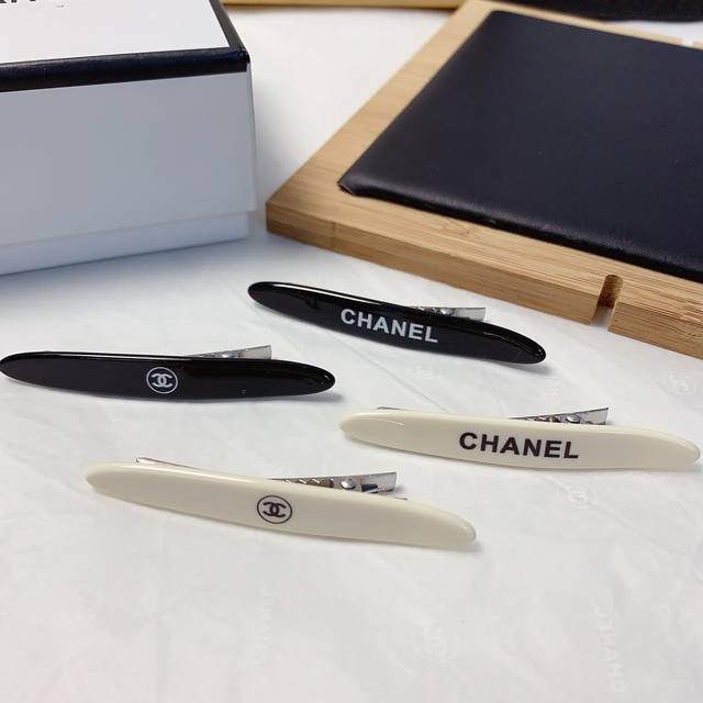 chanel小香 chanel发夹 亚克力Logo边夹刘海夹压夹日常精致小单品 气质百搭小仙女必入单品 宝藏款 闭眼入推荐款 一对