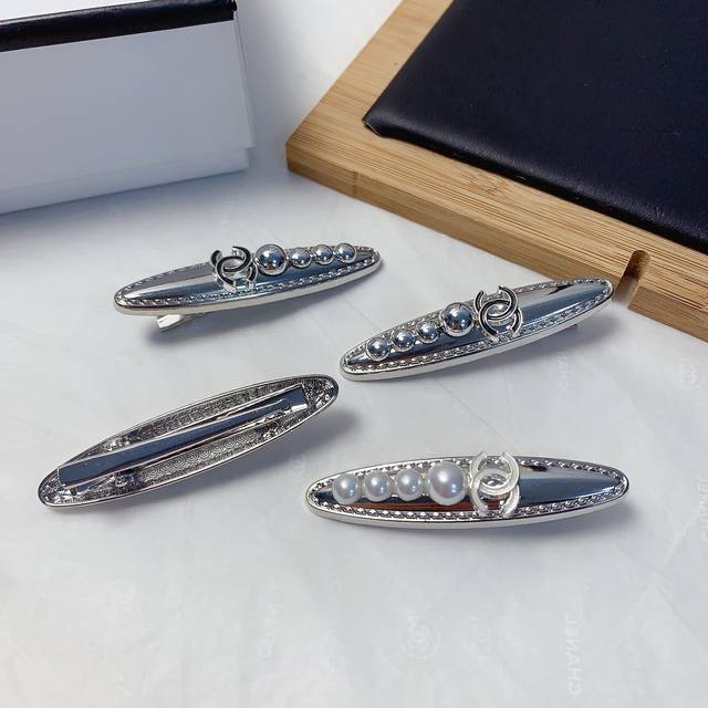 chanel小香 chanel发夹 光面Logo边夹刘海夹压夹日常精致小单品 气质百搭小仙女必入单品 宝藏款 闭眼入推荐款 一对