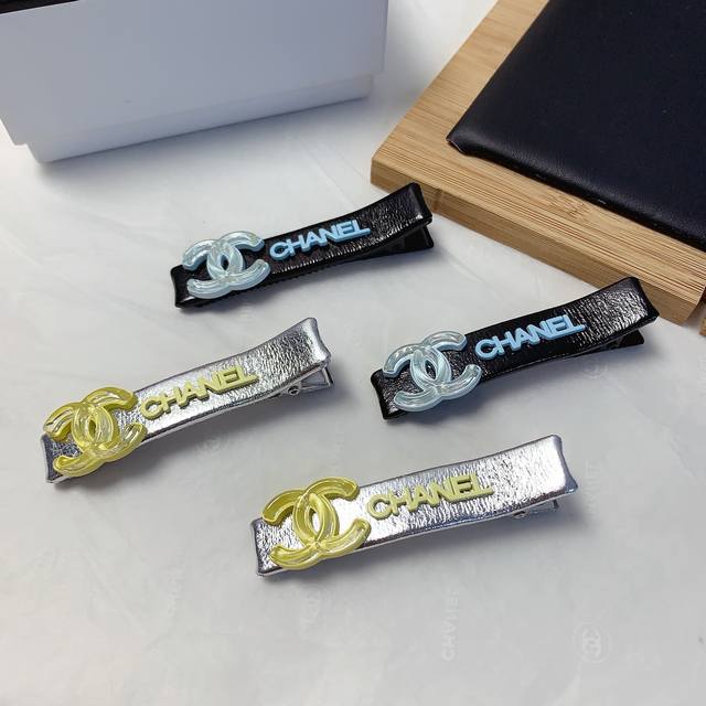 chanel小香 chanel发夹 皮革彩色Logo边夹刘海夹压夹日常精致小单品 气质百搭小仙女必入单品 宝藏款 闭眼入推荐款 一对
