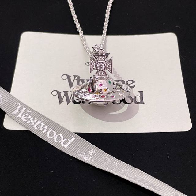 高品质 细节如图 Vivi限定款中号彩钻星球长链 绝美太梦幻了超级重工男女皆可必入 宝宝 什么是快乐星球 来 这就是快乐星球 绝美彩钻星月立体土星项链 太梦幻了