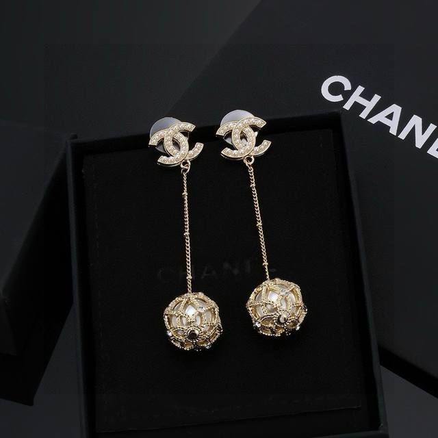 Chanel 新款 长款耳坠 Z批代购品质 原版材质 非常时尚的一款耳钉 俏皮可爱活力满满 S925银针 色彩搭配很靓丽 不会显得过于压抑 佩戴效果美的很
