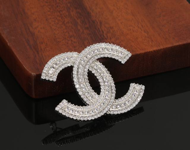小香 Chanel 火爆 胸针 最高代购级别 最具味道的满钻胸针Brooch 实物赞爆了 随便你想别哪里 别外套 西装 鞋子 领口 帽子 你能想象得到 它都能给