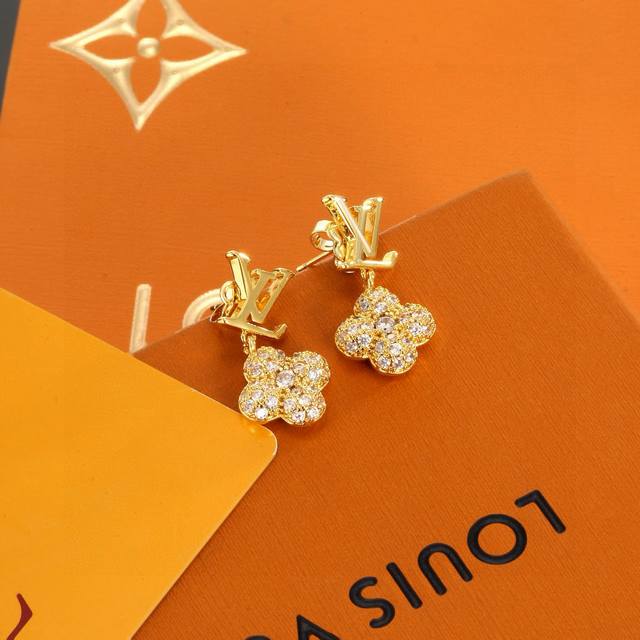 精工版本 路易威登耳钉 秉承精湛匠艺 以锻造耀目 Lv Twig 抛光色泽成就经典 Lv 字母的自然化身 流露品牌格调 明星同款 经典百搭