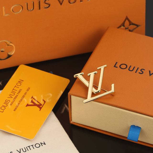 精工版本 路易威登项链 秉承精湛匠艺 以锻造耀目 Lv Twig 胸针 抛光色泽成就经典 Lv 字母的自然化身 流露品牌格 明星同款 经典百搭 胸针