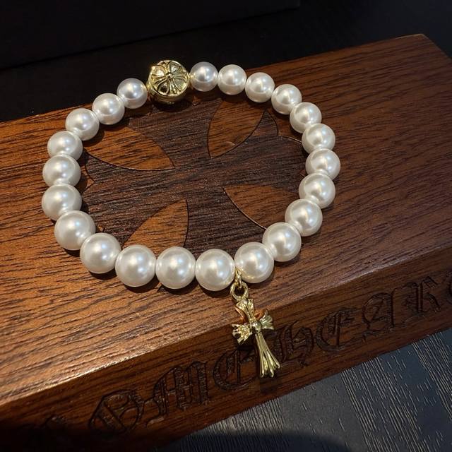 克罗心 8Mm带珍珠钻十字架手串 best Collab Ever十字架哥特元素中和珍珠的柔美 超级用心的联名 最近各大明星同款