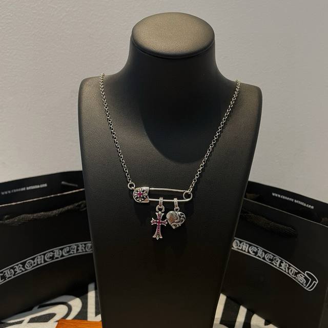 新款 专柜品质 Chrome Hearts克罗心经典十回形针十字架爱心项链 凹凸造型不同的花纹设计风格 呈现出与众不同 十字架 童军花是克罗心的志 所以更经久不