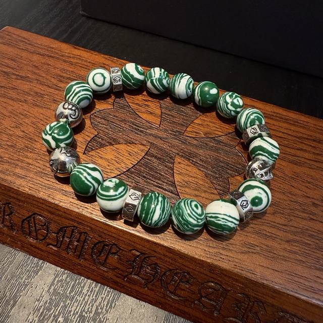 新款 专柜品质 Chrome Hearts克罗心 经典复古多元素手串手链 凹凸造型不同的花纹设计风格呈现出与众不同 十字架童军花是克罗心的标志 所以更经久不衰