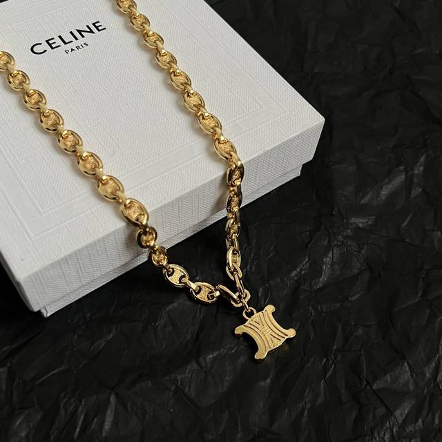 Celine 赛琳 项链 一直是简约时尚界的标杆大胆的设计 百看不厌搭配起来更Fashion