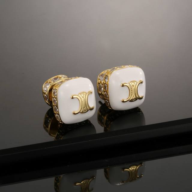 Celine 赛琳方形耳钉 耳环 经典金色系 小巧精致可爱 百搭 复古造型设计 金色特别显白 穿衣搭配不挑人