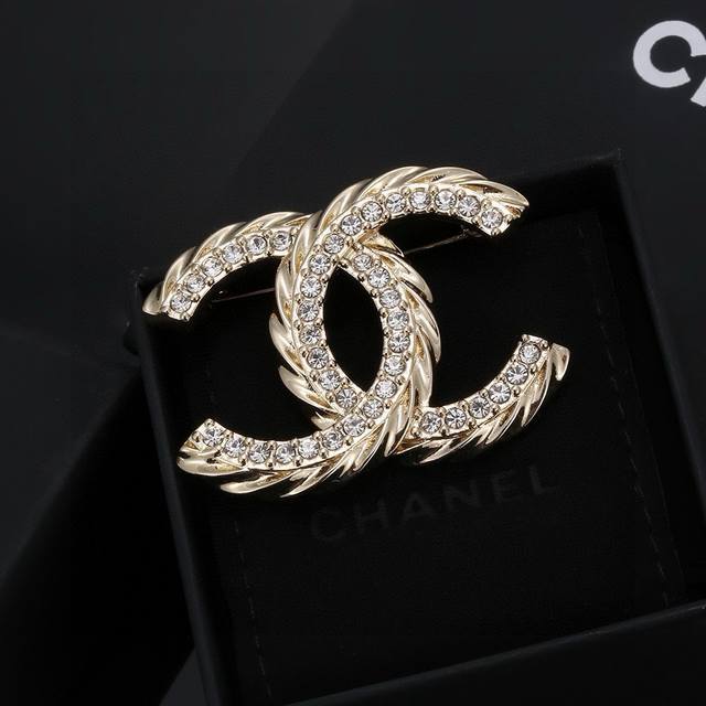 小香 Chanel 火爆 胸针 最高代购级别 最具味道的满钻胸针Brooch 实物赞爆了 随便你想别哪里 别外套 西装 鞋子 领口 帽子 你能想象得到 它都能给