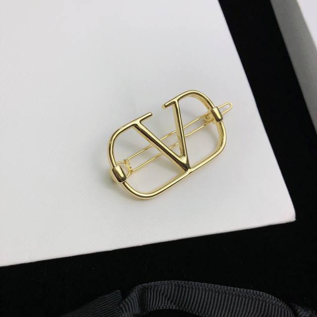 Valentino.华伦天奴专柜 新款发夹 火爆古钻抛弃了一贯的铆钉元素 化繁为简 更加精致耐看 浪漫情怀唯美主义 甜美清新款 夏日必备单品 精选正品一致材质搭
