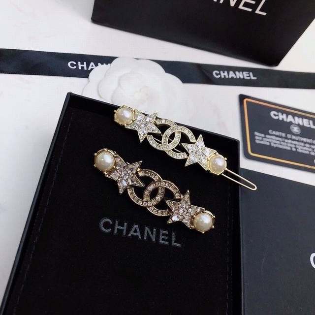 Chanel香奈儿 小香经典胸针发夹热销款火爆上新同步专柜正品开模款式简单大方小巧别致速速入手让自己走在时尚潮流之路