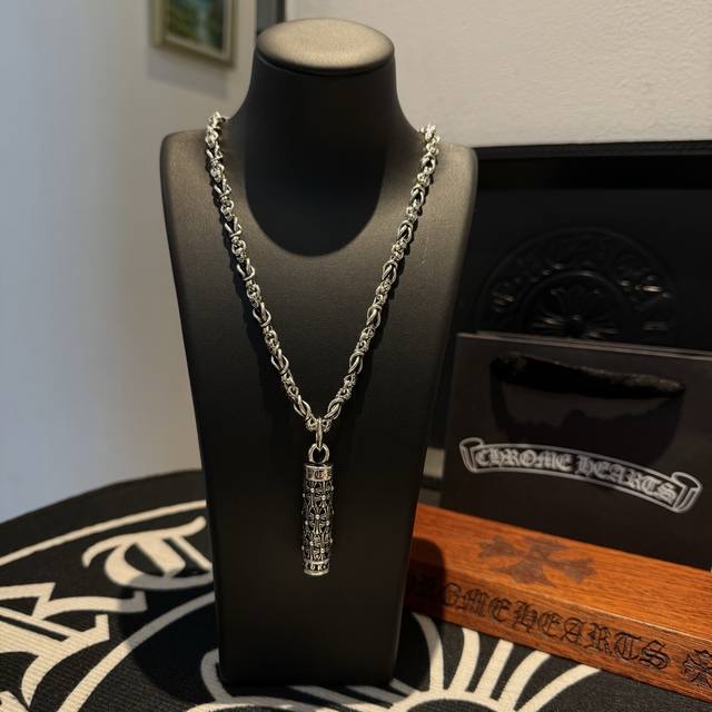 新款 专柜品质 Chrome Hearts克罗心经典复古多元素项链 十字花圆柱吊坠 凹凸造型不同的花纹设计风格 呈现出与众不同 十字架 童军花是克罗心的志 所以