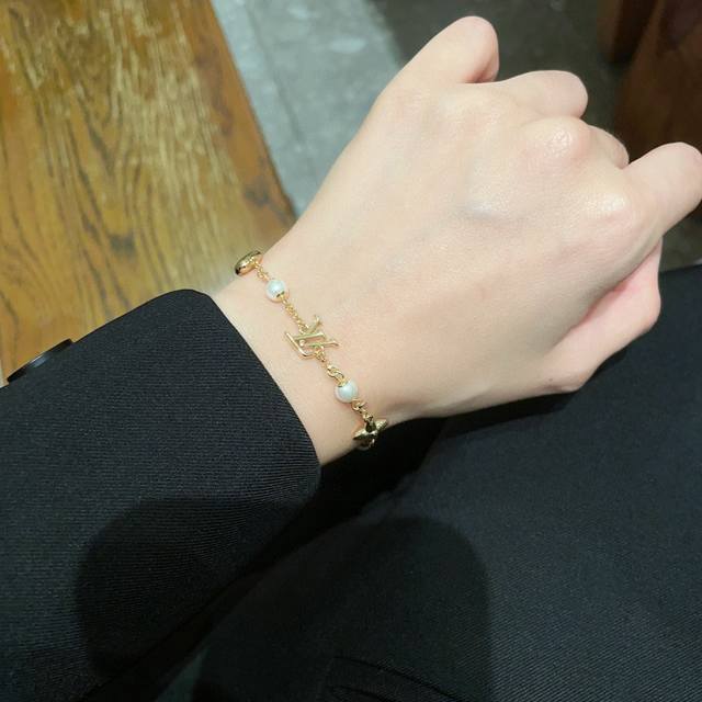 Louis Vuitton 路易威登 设计独特 用Lv经典之作图形理念 好看 手链 超级无敌爆赞 随意搭配都是非常百搭 高品质 黄铜材质.